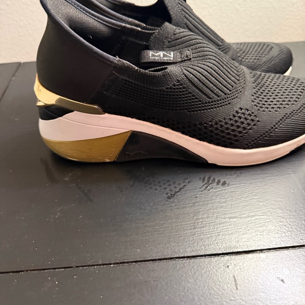 Mark Nason SKECHERS Womens 8 WEDGE Fashion SNEAKERS Black Gold 177667 - Picture 4 of 8